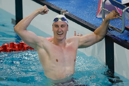 El australiano Cameron McEvoy festeja luego de ganar la medalla dorada en los 50 metros libre del Abierto de China y de romper el récord mundial.