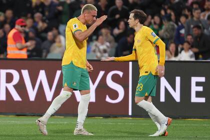 El australiano Craig Goodwin felicita a su compañero Lewis Miller tras anotar en el encuentro de la eliminatoria al Mundial 2026 ante China el jueves 10 de octubre del 2024. (AP Foto/James Elsby)
