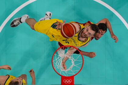 El australiano Nick Kay dispara al aro sobre el español Rudy Fernández durante el partido del baloncesto de los Juegos Olímpicos de París, el sábado 27 de julio de 2024, en Lille, Francia. (Brian Snyder/Pool Foto vía AP)
