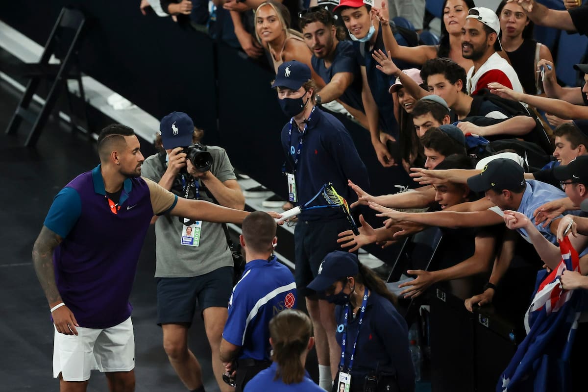 El australiano Nick Kyrgios entrega su raqueta a los fanáticos después de derrotar al francés Ugo Humbert durante su partido de segunda ronda en el campeonato de tenis del Abierto de Australia en Melbourne, Australia, el miércoles 10 de febrero de 2021