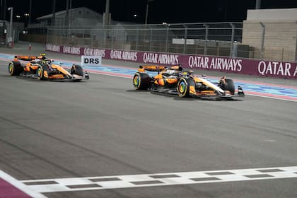 El australiano Oscar Piastri de la escudería McLaren cruza la línea de meta por delante de su compañero, el británico Lando Norris en la carrera sprint del Gran Premio de Qatar el sábado 30 de noviembre del 2024. (AP Foto/Pool/ Altaf Qadri)