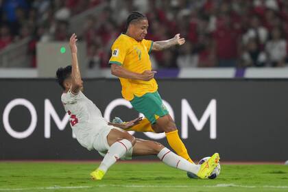 El australiano Samuel Silvera, a la derecha, lucha por el balón contra el indonesio Rizki Ridho Ramadhani durante el partido de fútbol de la tercera ronda de las eliminatorias para la Copa Mundial de la FIFA 2026 del Grupo C de Asia entre Indonesia y Australia en el estadio Gelora Bung Karno en Yakarta, Indonesia, el martes 10 de septiembre de 2024. (AP Foto/Achmad Ibrahim)