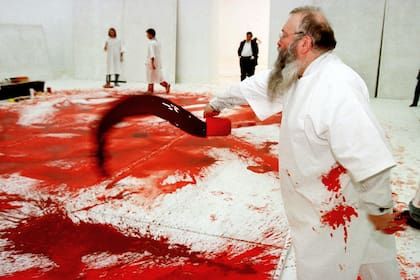 El austríaco Hermann Nitsch durante un happening con sangre en el Museo de Arte Moderno de Viena