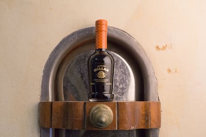 “El auténtico aceto se cocina a fuego lento. Es un producto completamente natural, sin conservantes ni colorantes, y que incluso, no tiene vencimiento, ya que, como el vino, cuánto más tiempo pasa, mejor se pone”, explica el maestro acetero.