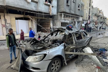 El auto atacado en el que iban los familiares de Ismail Haniyeh, líder de jamás, en Gaza. (AFP)