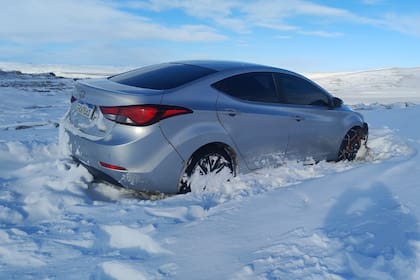 El auto atascado en el viejo tramo de la ruta nacional 40