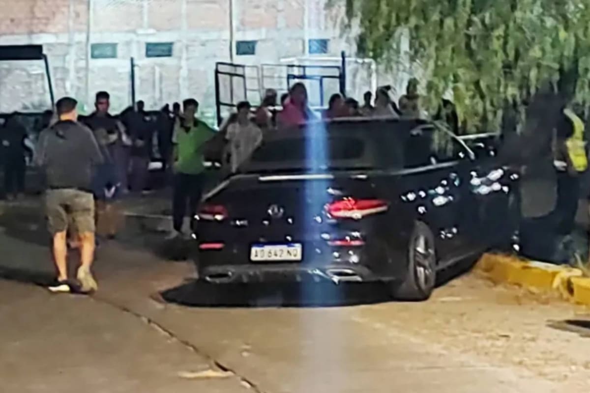 El auto atorpelló a tres personas, dos de ellas murieron