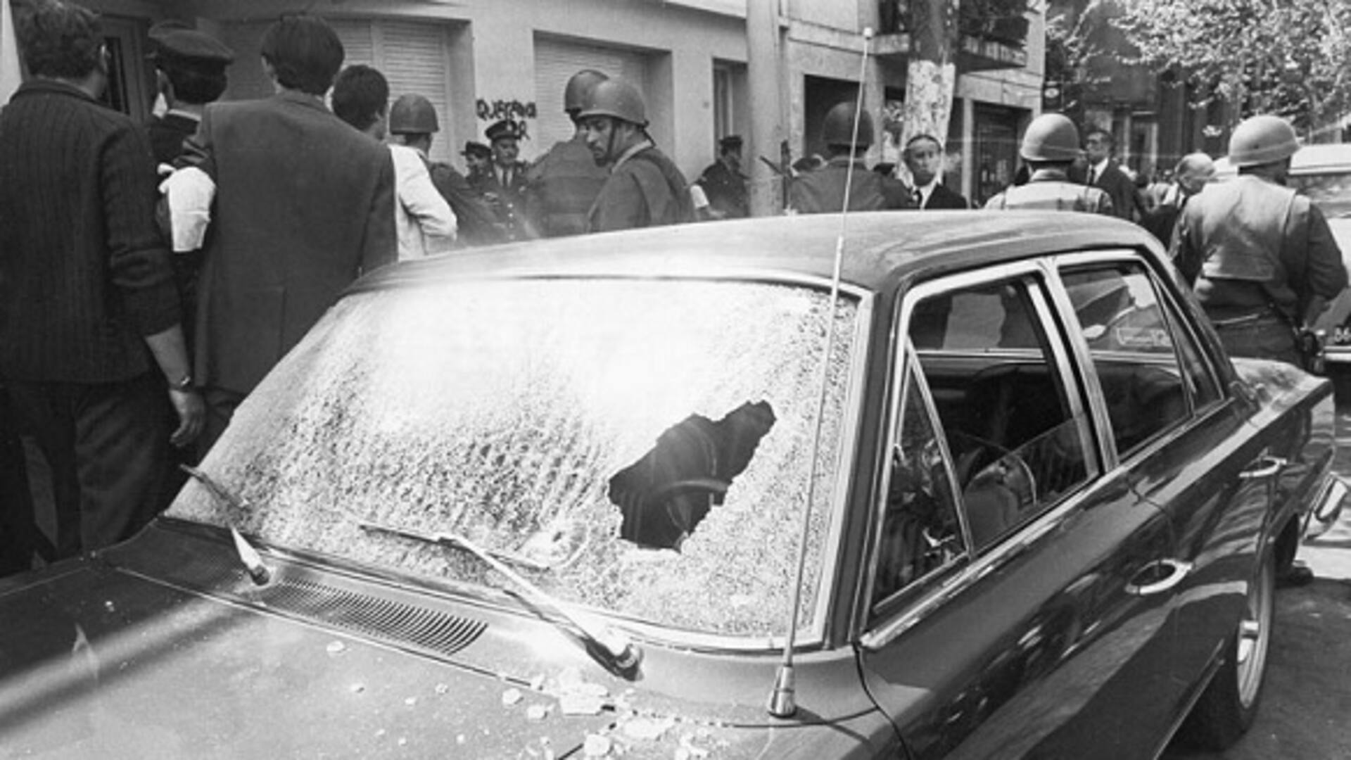 El auto baleado de Rucci, en la puerta de su casa de Avellenada el día de su asesinato, el 25 se septiembre de 1973