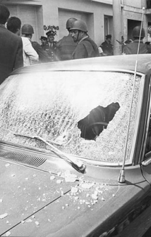 El auto baleado de Rucci, en la puerta de su casa de Avellenada el día de su asesinato, el 25 se septiembre de 1973