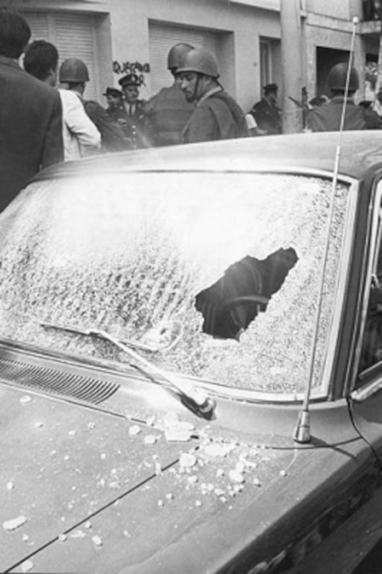 El auto baleado de Rucci, en la puerta de su casa de Avellenada el día de su asesinato, el 25 se septiembre de 1973