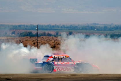 El festejo en la pista: Mariano Werner quema neumáticos, una marca registrada en el automovilismo. El paranaense fue actor principal de la temporada y un justo campeón