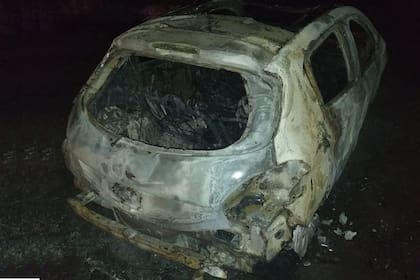 El auto carbonizado dentro del cual fue encontrado un cuerpo