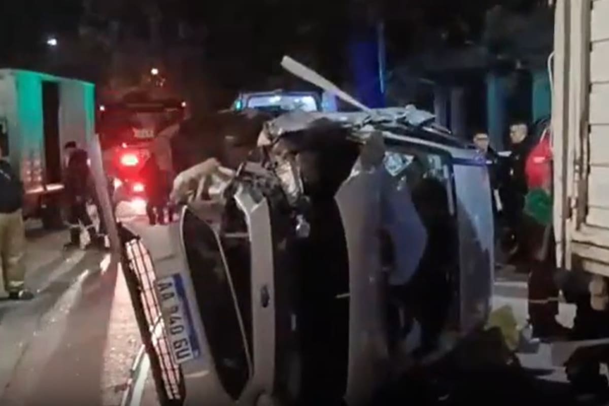 El auto chocó contra un camión y volcó
