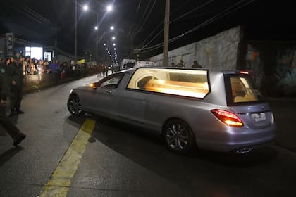 El auto con el féretro con el cuerpo de Sebastián Piñera al salir del servicio forense en Valdivia, Chile. (Nicolas KLEIN TORRES / ATON CHILE / AFP)