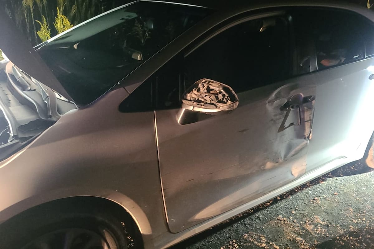 El auto con el que los delincuentes arrastraron al policía