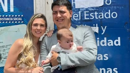 El auto, con los cuerpos de la pareja, fue encontrado por las autoridades locales en un canal de desagüe