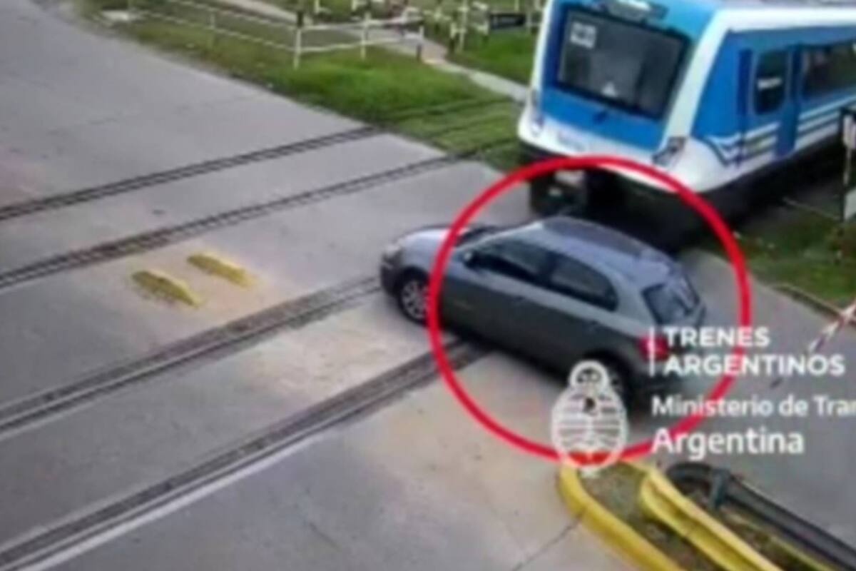 El auto cruzó con las barreras bajas
