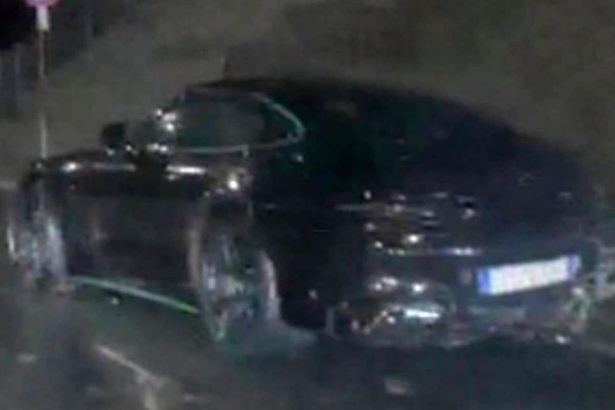 El auto dañado de Kimi Antonelli, que salió ileso del accidente; fue el sábado por la noche en las inmediaciones de su domicilio
