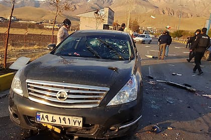 El auto dañado del científico nuclear iraní Mohsen Fakhrizadeh después de que fuera atacado cerca de Teherán