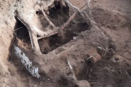 El auto de carrera fue descubierto después de que un grupo de albañiles excavara un foso para una pileta