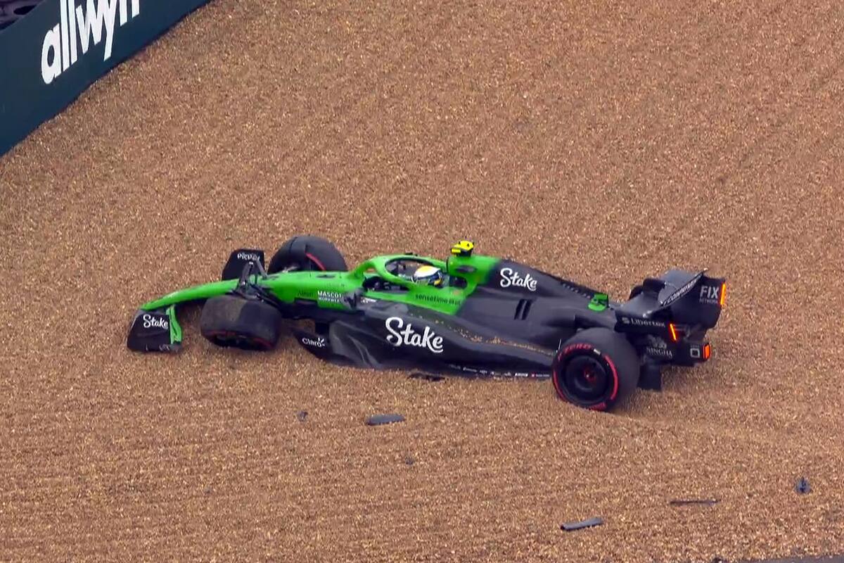 El auto de Gabriel Bortoleto, ya con la suspensión delantera izquierda quebrada, terminó fuera de la pista en el entrenamiento del sábado, en Silverstone