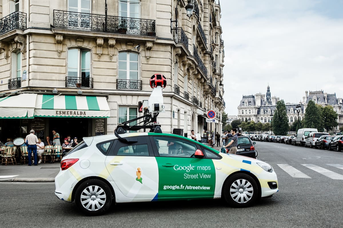 El auto de Google en las calles de París con el sistema de cámaras para Street View en 2014