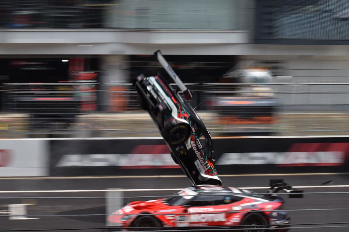 El auto de Igor Fraga volando en el Super GT de Japón