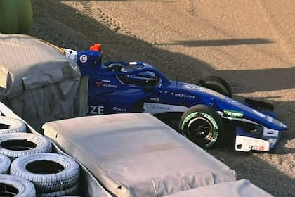 El auto de Jack Doohan, contra las barreras de contención en el circuito de Suzuka: el australiano chocó por tercer día consecutivo en la misma curva del circuito de Suzuka
