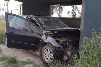 El auto de las víctimas terminó impactanto contra la grita de una parada de colectivo