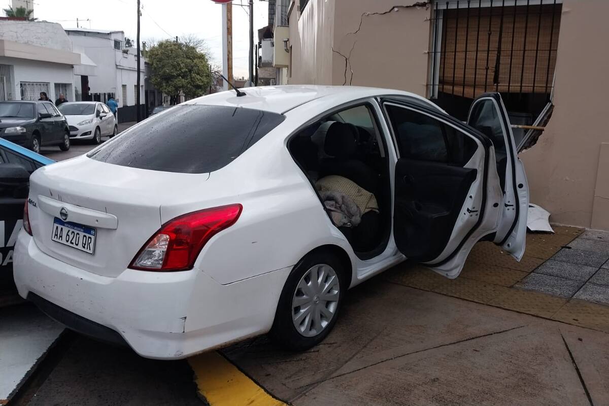 El auto de los ladrones se incrustó contra una casa