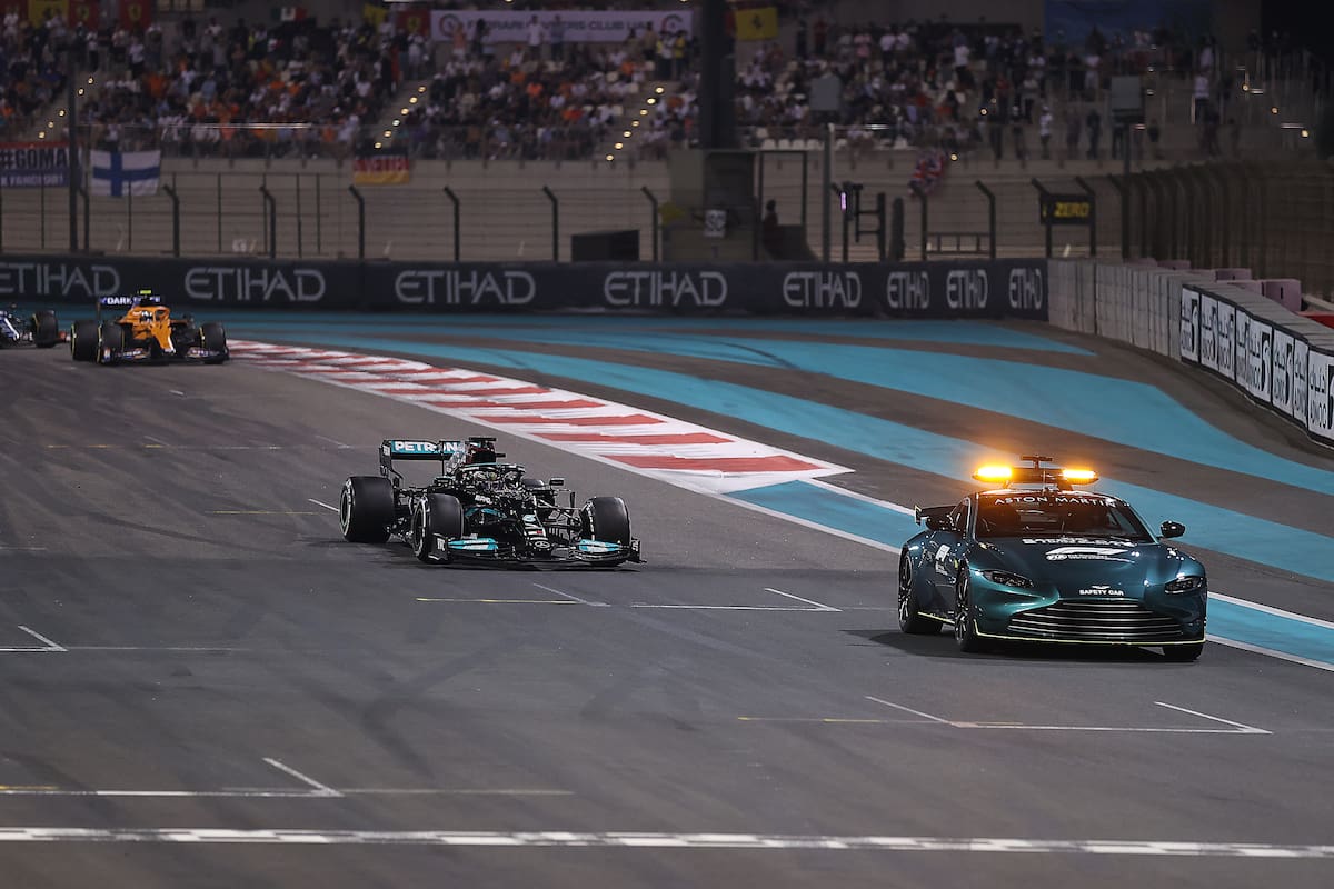 El Auto de Seguridad al frente del pelotón, perseguido por Lewis Hamilton y Lando Norris; la formación sufriría una alteración en el anteúltimo giro que desató el enojo del séptuple campeón del mundo