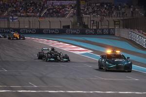El Auto de Seguridad al frente del pelotón, perseguido por Lewis Hamilton y Lando Norris; la formación sufriría una alteración en el anteúltimo giro que desató el enojo del séptuple campeón del mundo