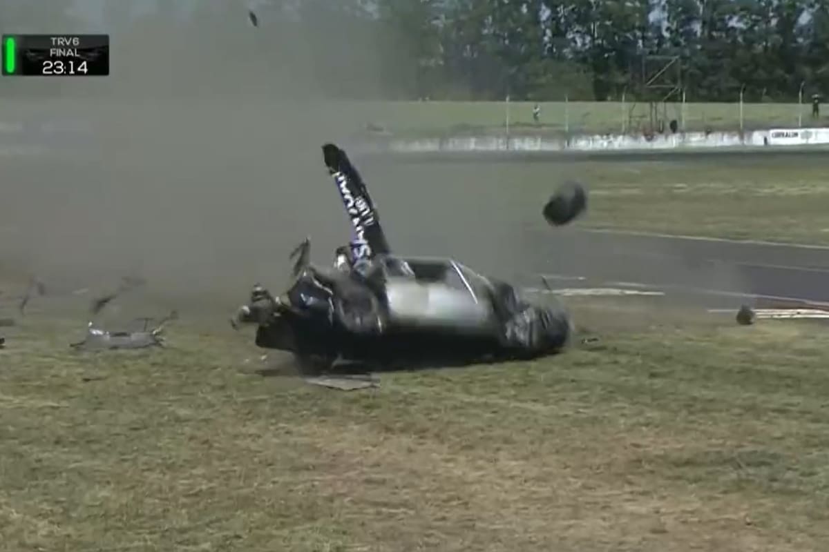 El auto de Ulises Campillay se destruye, tras los múltiples vuelcos; el piloto no sufrió lesiones de gravedad