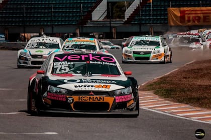 El auto del binomio Matías Frano y Otto Fritzler transita el circuito N°8 del autódromo Oscar y Juan Gálvez, de Buenos Aires; los pilotos del Mitsubishi Lancer se alzaron con la victoria en la Carrera Final del Top Race V6