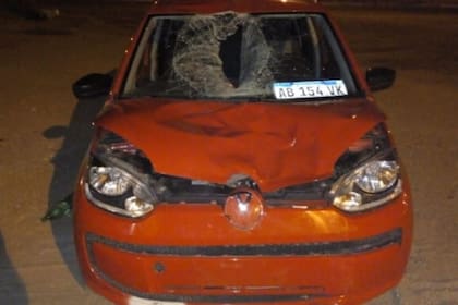 El auto del conductor que fue atacado por vecinos luego de atropellar a un ciclista