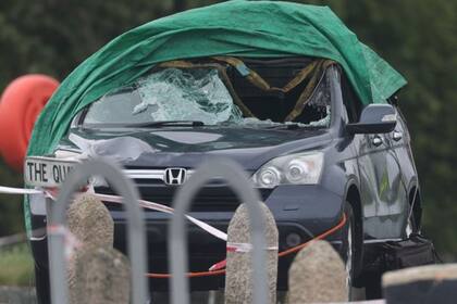 El auto destrozado del periodista de la televisión británica y ambientalista Brian Black (PA)