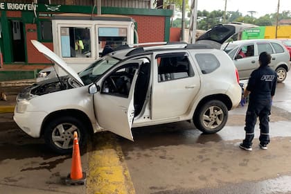 El auto donde fueron encontrados 93.700 dólares sin declarar, durante el control en la Aduana