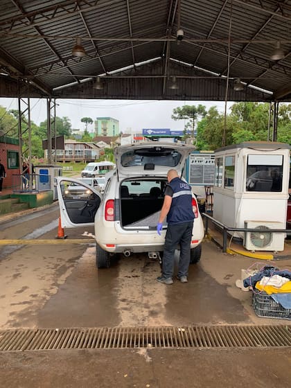 El auto donde fueron encontrados 93.700 dólares sin declarar, durante el control en la Aduana