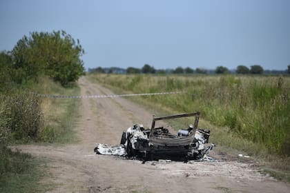 El auto donde viajaban las víctimas de la boda narco