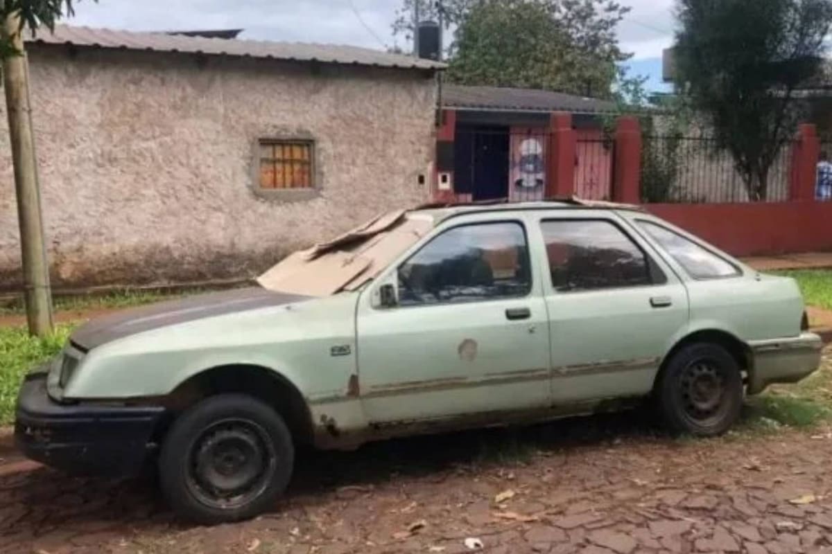 El auto donde viven la mujer y el hombre de cerca de 70 años