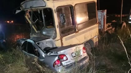El auto en donde iban las víctimas, incrustado debajo del camión