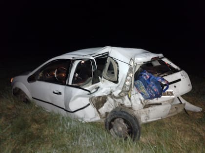 El auto en el que iban el hombre de 35 años y su hijo, destruido