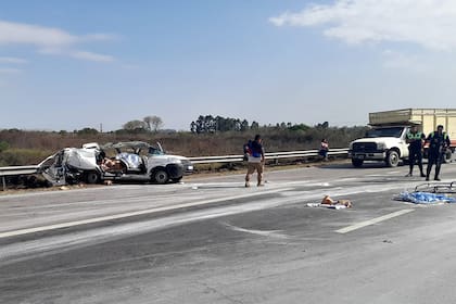El auto en el que viajaba el Arzobispo de Tucumán quedó involucrado en un triple choque con un muerto