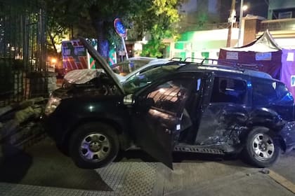 El auto en el que viajaban las víctimas quedó completamente destruido tras el choque.