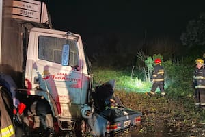 Fuerte choque frontal entre un auto y un camión: murieron siete personas