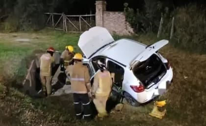 El auto en que se incendió el celular después del choque