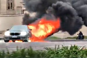 El auto envuelto en llamas