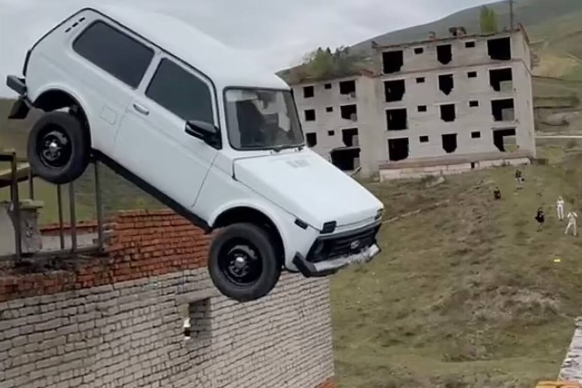El auto impactó contra la pared de un edificio y cayó al vacío