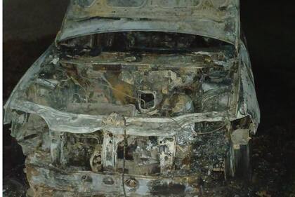 El auto incendiado por el acusado de arrollar y arrastrar a un joven