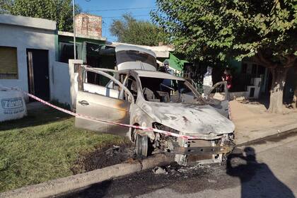 El auto incendiado por una mujer, que terminó con el 70% de su cuerpo quemado